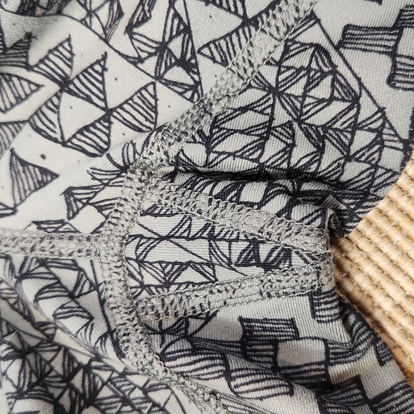 Lucy Black Geometric Print Leggings XL - Picture 13 of 13